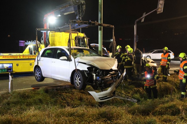 Drei Verletzte bei schwerem Kreuzungscrash auf Pyhrnpass Strae in Thalheim bei Wels