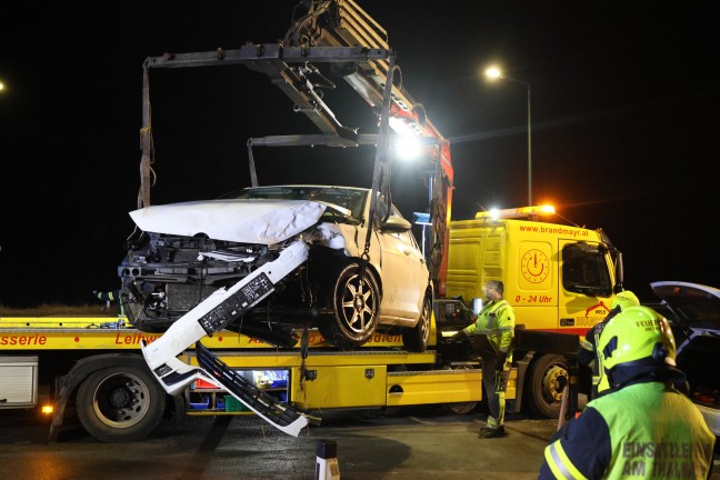 Drei Verletzte bei schwerem Kreuzungscrash auf Pyhrnpass Strae in Thalheim bei Wels