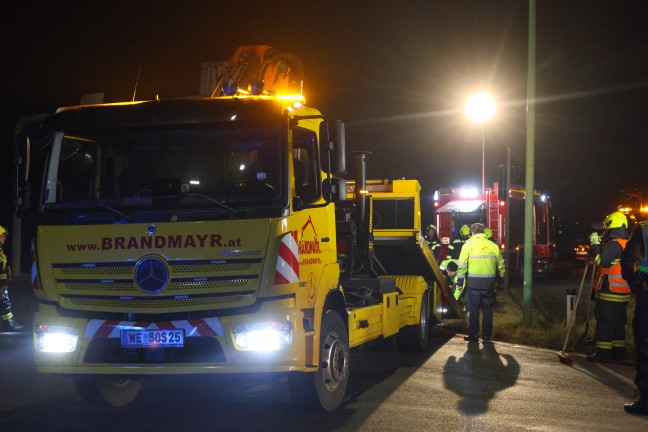 Drei Verletzte bei schwerem Kreuzungscrash auf Pyhrnpass Strae in Thalheim bei Wels