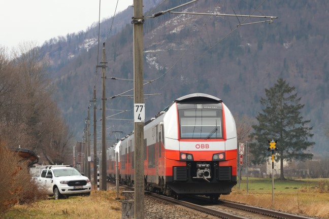Nahverkehrszug bei Ebensee am Traunsee aufgrund einer Oberleitungsstrung evakuiert