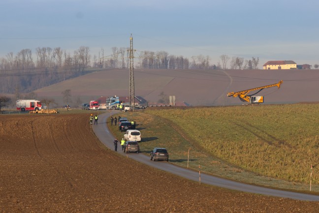 Personenrettung: Drehbohrgert auf Baustelle in Enns in 110-kV-Hochspannungsleitung geraten