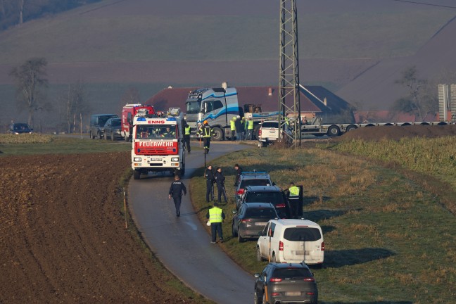 Personenrettung: Drehbohrgert auf Baustelle in Enns in 110-kV-Hochspannungsleitung geraten