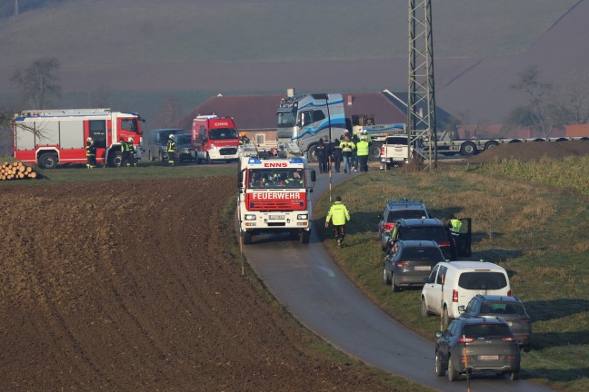 Personenrettung: Drehbohrgert auf Baustelle in Enns in 110-kV-Hochspannungsleitung geraten