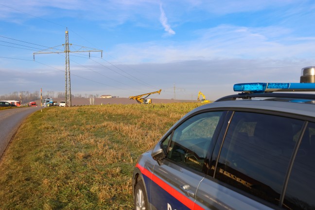 Personenrettung: Drehbohrgert auf Baustelle in Enns in 110-kV-Hochspannungsleitung geraten