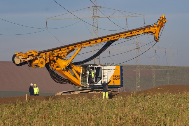 Personenrettung: Drehbohrgert auf Baustelle in Enns in 110-kV-Hochspannungsleitung geraten