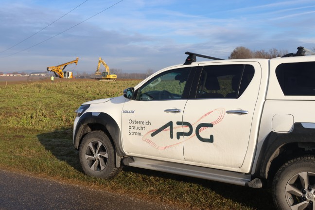 Personenrettung: Drehbohrgert auf Baustelle in Enns in 110-kV-Hochspannungsleitung geraten