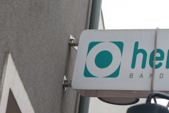 Sicherungseinsatz: LKW touchierte Leuchtreklame eines Gesch�fts in Wels-Innenstadt