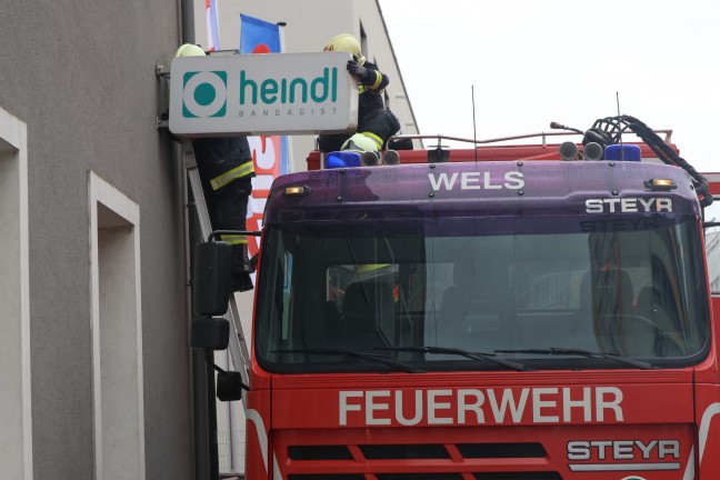 Sicherungseinsatz: LKW touchierte Leuchtreklame eines Gesch�fts in Wels-Innenstadt