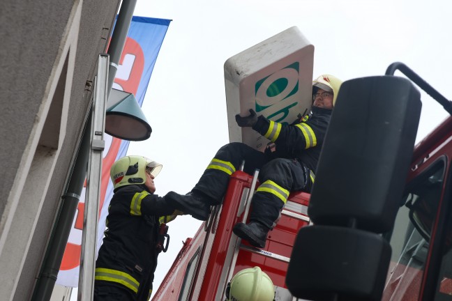 Sicherungseinsatz: LKW touchierte Leuchtreklame eines Gesch�fts in Wels-Innenstadt