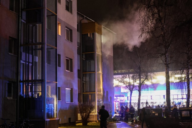 Gro�einsatz bei Brand in einem Mehrparteienwohnhaus in Wels-Lichtenegg