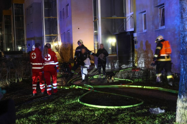 Gro�einsatz bei Brand in einem Mehrparteienwohnhaus in Wels-Lichtenegg
