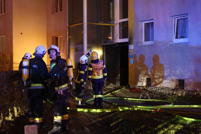 Gro�einsatz bei Brand in einem Mehrparteienwohnhaus in Wels-Lichtenegg