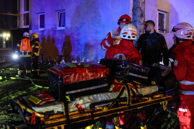 Gro�einsatz bei Brand in einem Mehrparteienwohnhaus in Wels-Lichtenegg