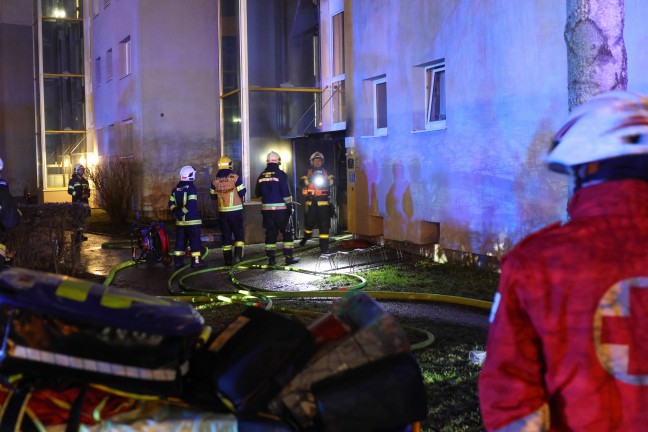 Gro�einsatz bei Brand in einem Mehrparteienwohnhaus in Wels-Lichtenegg