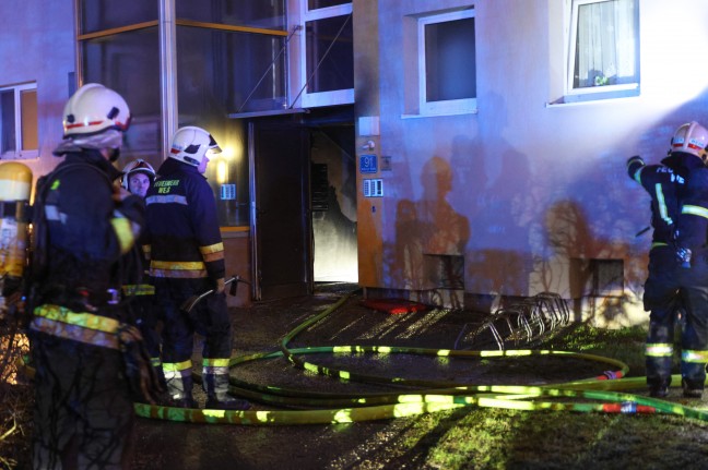 Gro�einsatz bei Brand in einem Mehrparteienwohnhaus in Wels-Lichtenegg