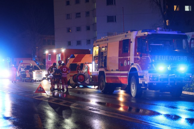 Gro�einsatz bei Brand in einem Mehrparteienwohnhaus in Wels-Lichtenegg