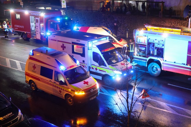 Gro�einsatz bei Brand in einem Mehrparteienwohnhaus in Wels-Lichtenegg