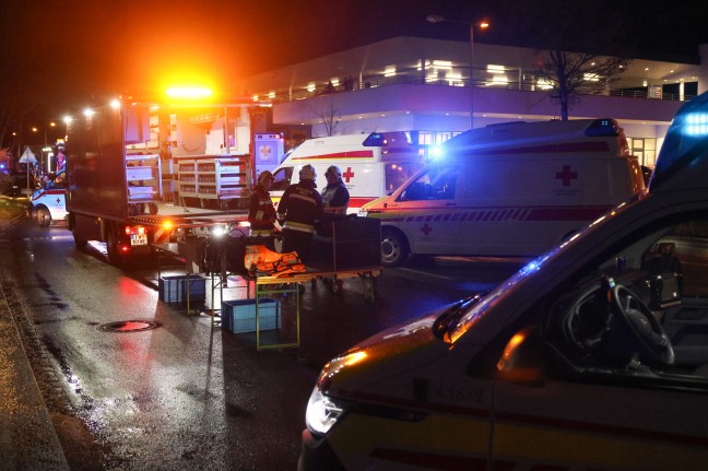 Gro�einsatz bei Brand in einem Mehrparteienwohnhaus in Wels-Lichtenegg