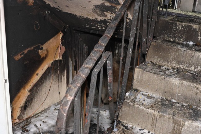 Gro�einsatz bei Brand in einem Mehrparteienwohnhaus in Wels-Lichtenegg