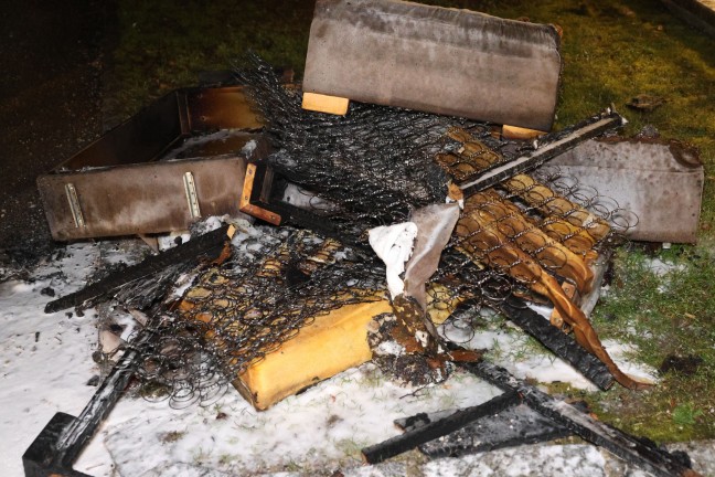 Gro�einsatz bei Brand in einem Mehrparteienwohnhaus in Wels-Lichtenegg