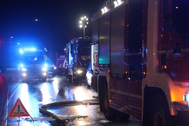 Gro�einsatz bei Brand in einem Mehrparteienwohnhaus in Wels-Lichtenegg