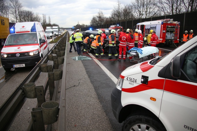Schwerer Verkehrsunfall mit eingeklemmter Person auf der Welser Autobahn