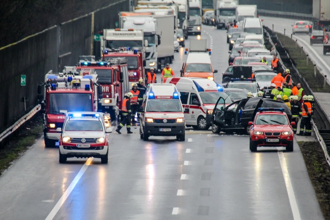 Schwerer Verkehrsunfall mit eingeklemmter Person auf der Welser Autobahn