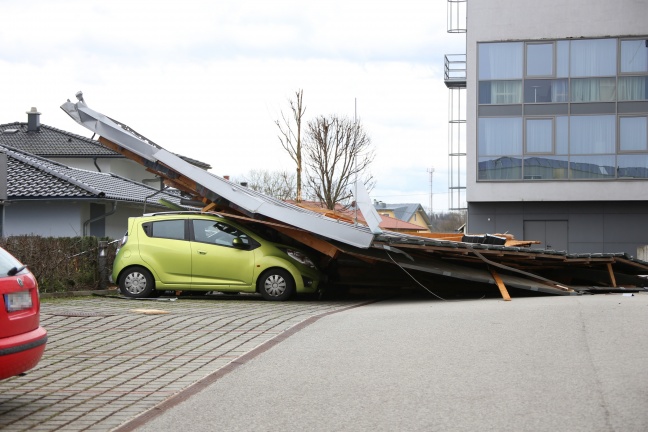 Dach des Bezirksaltenaltenheims in Marchtrenk vom Sturm abgedeckt