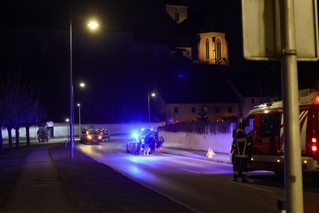Aufrumarbeiten nach Kollision zweier Fahrzeuge im Ortszentrum von Steinerkirchen an der Traun