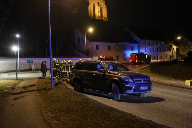 Aufrumarbeiten nach Kollision zweier Fahrzeuge im Ortszentrum von Steinerkirchen an der Traun