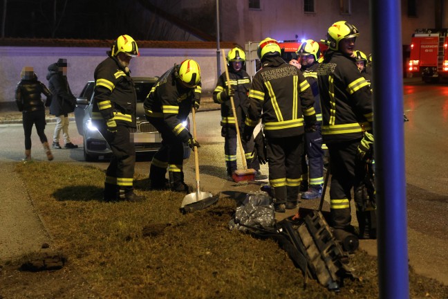 Aufrumarbeiten nach Kollision zweier Fahrzeuge im Ortszentrum von Steinerkirchen an der Traun