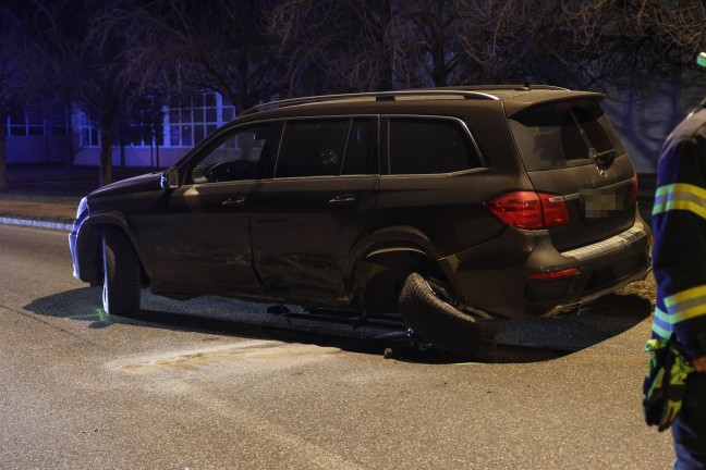 Aufrumarbeiten nach Kollision zweier Fahrzeuge im Ortszentrum von Steinerkirchen an der Traun