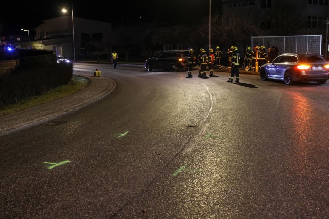 Aufrumarbeiten nach Kollision zweier Fahrzeuge im Ortszentrum von Steinerkirchen an der Traun