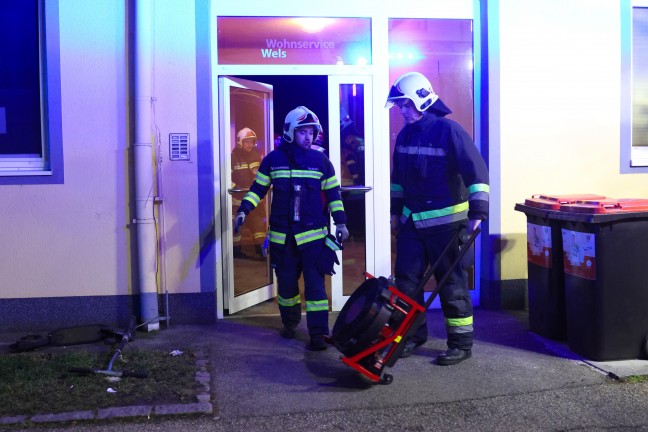Brand eines Kinderwagens: Einsatz bei Kleinbrand in einem Mehrparteienwohngeb�ude in Wels-Lichtenegg