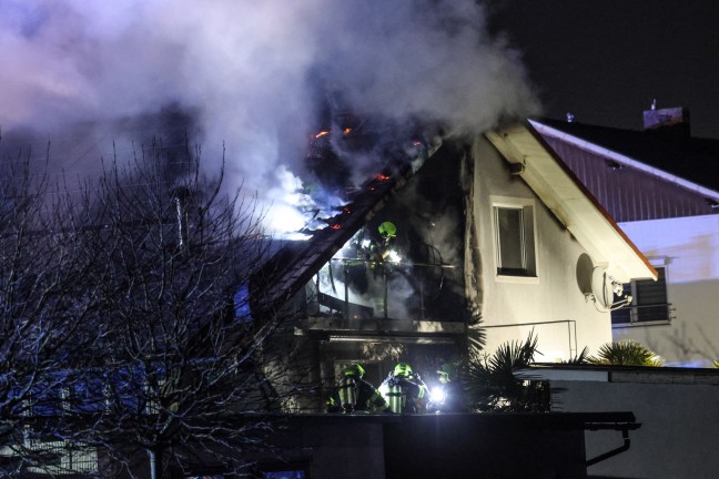 Vier Feuerwehren bei nchtlichem Wohnhausbrand in Ansfelden im Einsatz