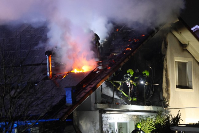 Vier Feuerwehren bei nchtlichem Wohnhausbrand in Ansfelden im Einsatz