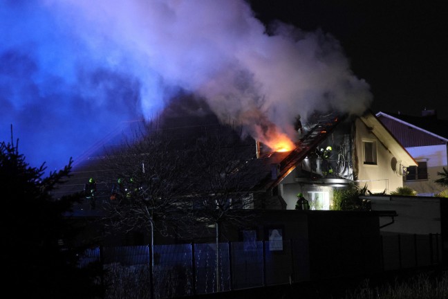 Vier Feuerwehren bei nchtlichem Wohnhausbrand in Ansfelden im Einsatz