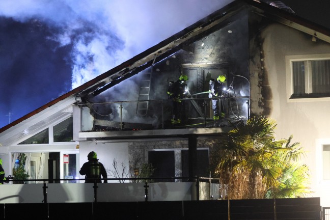 Vier Feuerwehren bei nchtlichem Wohnhausbrand in Ansfelden im Einsatz