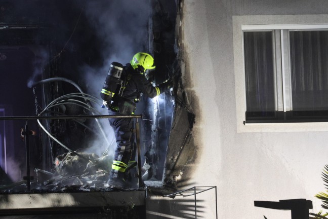 Vier Feuerwehren bei nchtlichem Wohnhausbrand in Ansfelden im Einsatz