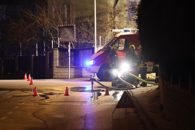 Vier Feuerwehren bei nchtlichem Wohnhausbrand in Ansfelden im Einsatz