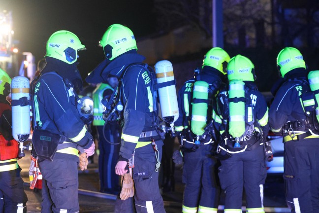 Vier Feuerwehren bei nchtlichem Wohnhausbrand in Ansfelden im Einsatz