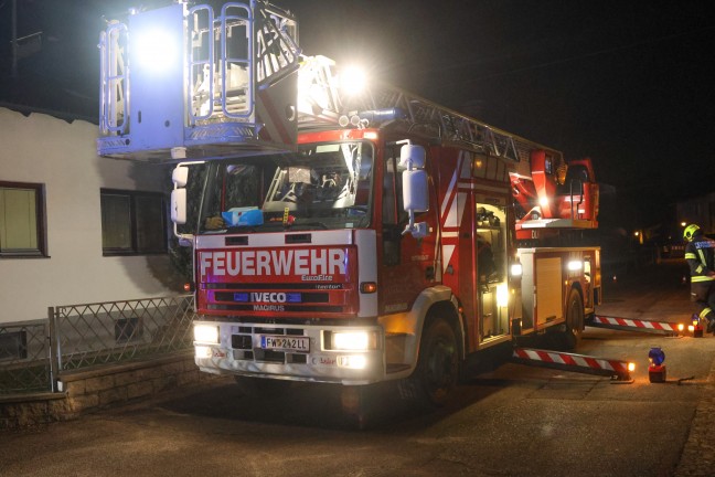 Vier Feuerwehren bei nchtlichem Wohnhausbrand in Ansfelden im Einsatz