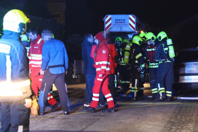 Vier Feuerwehren bei nchtlichem Wohnhausbrand in Ansfelden im Einsatz