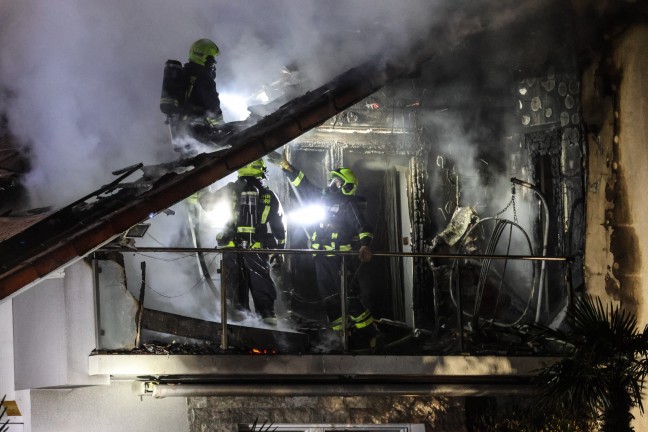 Vier Feuerwehren bei nchtlichem Wohnhausbrand in Ansfelden im Einsatz