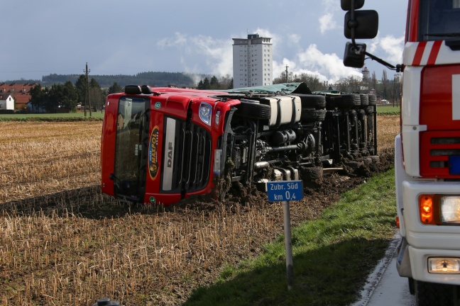 LKW in Ansfelden von starker Sturmbe erfasst und umgestrzt