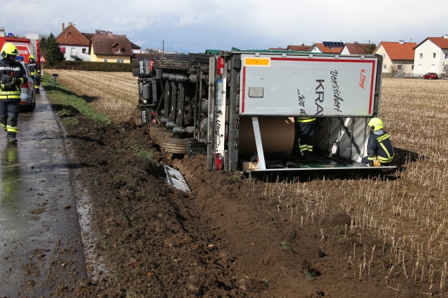 LKW in Ansfelden von starker Sturmböe erfasst und umgestürzt