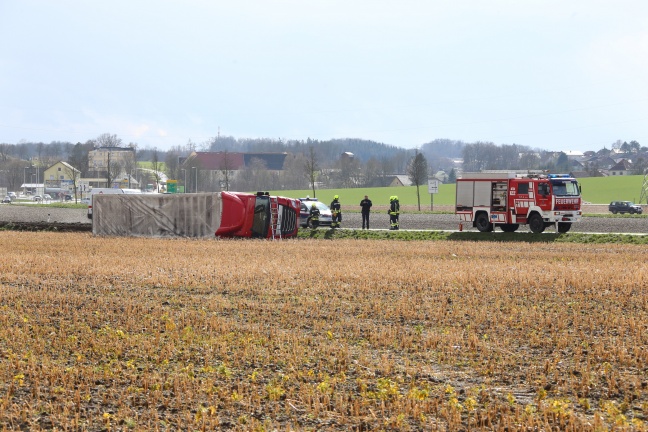 LKW in Ansfelden von starker Sturmböe erfasst und umgestürzt