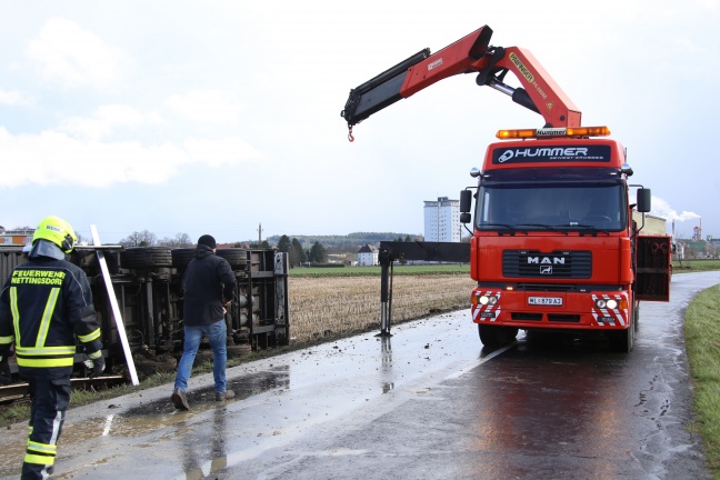 LKW in Ansfelden von starker Sturmböe erfasst und umgestürzt