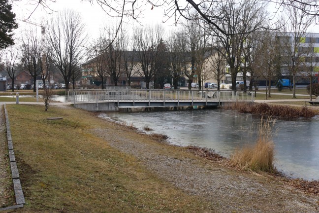 Im Wasser eingefroren: Leblose Person im Wassergraben eines Schlosses in Traun entdeckt