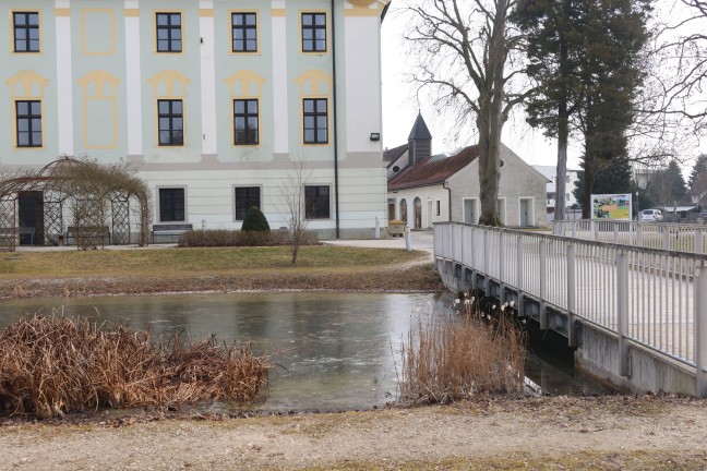 Im Wasser eingefroren: Leblose Person im Wassergraben eines Schlosses in Traun entdeckt